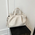 Bolso tipo cubo en cuero granulado beige con diseño plisado y asas superiores - Blanco Roto