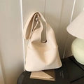 Elegante borsa a secchiello in pelle bianco crema con grana litchi e tracolla larga - Bianco