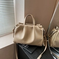 Bolso tipo cubo minimalista albaricoque en cuero granulado con diseño plisado y nudo - Caqui