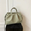 Bolso saco plisado verde claro con textura lichi y detalle de correa anudada - Verde