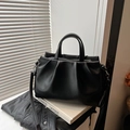 Bolso cubo negro de cuero plisado con asas superiores y correa de hombro ajustable - Negro