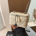 Mini sac boîte beige matelassé avec strass et bandoulière chaîne argentée - Blanc Cassé
