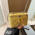 Mini sac boîte jaune matelassé avec accents diamantés et breloque rose en métal - Jaune