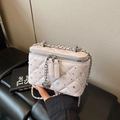 Sac boîte matelassé violet clair avec strass et bandoulière chaîne argentée - Violet