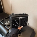 Sac boîte noir matelassé avec strass brillants et détail de breloque rose argentée - Noir