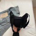 Bolso de media luna de nailon negro versátil con correa ajustable para el trayecto diario - Negro