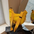 Bolso media luna de nailon amarillo con correa ancha y hebilla de plástico - Amarillo