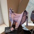 Bolso bandolera de nailon morado con forma de media luna y correa ancha ajustable - Morado