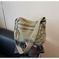 Detailansicht der olivgrünen Canvas-Umhängetasche mit vielen Taschen und Metallschnalle - Grün