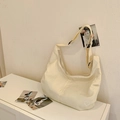 Beige Hobo-Umhängetasche aus Nylon mit verstellbarem Gurt und Herz-Stickerei-Detail - Weiß