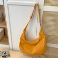 Minimalistische große ingwergelbe Nylon-Tasche mit Herzstickerei und verstellbarem Gurt - Gelb