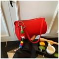 Sac bandoulière cylindrique rouge avec motif litchi et charm alphabet coloré - Rouge avec Pendentif