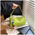 Sac cylindre vert citron avec texture litchi, zip supérieur et pendentif lettre coloré - Vert Clair Avec Charme