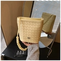 Schicke gelbe geflochtene Eimer-Tasche aus Leder mit Griff und Metall-Logo-Detail - Gelb