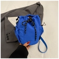Details einer königsblauen Nylon-Beuteltasche mit Kordelzug und seitlicher Netztasche - Blau