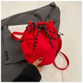 Detail der roten Beuteltasche mit Kordelzug, Netzseitentasche und sportlichem Knoten - Rot