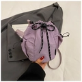 Detailaufnahme der fliederfarbenen Nylon-Beuteltasche mit Kordelzug und Netztasche - Lila