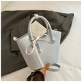 Détail du sac seau en cuir bleu clair avec ruban rose et pendentif en perle blanche - Avec Pendentif / Bleu