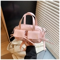 Sac bowling rose en similicuir avec poches frontales et nœuds en situation réelle - Rose