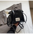 Dettaglio della borsa a secchiello in pelle PU nera con catena d'argento e logo bianco - Nero
