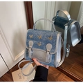 Borsa in denim blu e similpelle argento con ciondoli a farfalla metallici dorati - Blu Denim