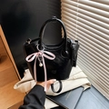 Sac seau noir brillant élégant avec nœud rose et pendentifs en perles en forme de cœur - Noir Avec Pendentif