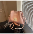 Borsa a secchiello rosa pallido con coulisse, catena d'argento e toppa in pelle bianca - Rosa