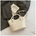 Sac seau en cuir beige crème avec poignée ronde et bandoulière réglable, style lifestyle - Blanc Sans Pendentif