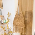 Borsa a spalla beige in macramé con frange e dettagli in anelli di legno stile boho - Marrone