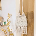 Borsa a spalla in macramè bianco con manici in legno e dettagli di frange boho - Bianco