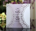 Nahaufnahme der lasergeschnittenen weißen Hochzeitskarte mit lila Innenteil und RSVP-Text - 15x15cm / Weiß