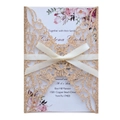 Dettaglio dell'invito di nozze glitter oro tagliato al laser con inserto floreale - Oro Rosa Scintillante