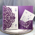 Elegante invito di nozze viola intagliato al laser con delicati motivi in pizzo - Viola scuro