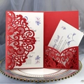 Elegante invito di nozze rosso intagliato al laser con inserti floreali raffinati - Rosso