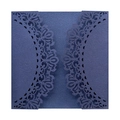 Détail macro de l'invitation de mariage en papier nacré bleu marine découpé au laser - Couleur AB