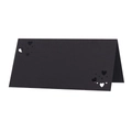 Detalle de tarjetas de mesa negras con corazón calado con láser para bodas elegantes - Negro Caqui