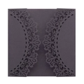 Détail macro de l'invitation de mariage noire découpée au laser avec motifs floraux - Noir