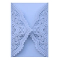 Elegante hellblaue lasertiefte Hochzeitseinladungshülle aus hochwertigem Perlpapier - Nebelblau