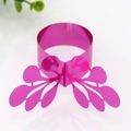 Détail du rond de serviette papillon magenta avec motif découpé pour décor de table - Poudre pour ongles