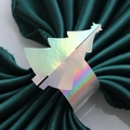 Nahaufnahme von holografischem Weihnachtsbaum-Serviettenring auf grünem Satin - 18cm / Spiegel-Irisierend