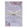 Elegante lasergeschnittene Hochzeitseinladung mit weißer Rose und cremefarbenem Satinband - Weiß