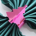 Nahaufnahme vom rosa Tannenbaum-Serviettenring auf grünem Tuch mit Metalleffekt - 18cm / Nagelpuder