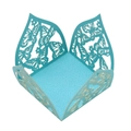 Detail der hellblauen lasergeschnittenen Schmetterling-Süßigkeitenbox mit Spitzenmuster - Tiffany Blau