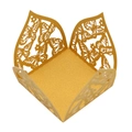 Makroaufnahme der lasergeschnittenen goldenen Schmetterlings-Bonbonschachtel für Hochzeiten - Gold
