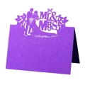 Dettaglio del segnaposto nuziale Mr & Mrs viola intagliato al laser con silhouette - Viola scuro