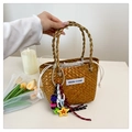 Handgewebte Strohtasche in Naturbraun mit cremefarbenem Kordelzug und buntem Anhänger - Braun Mit Anhänger