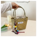 Stroh-Eimertasche mit Kordelzug-Futter und buntem Quastenanhänger für den Sommer - Khaki Mit Anhänger