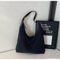 Dettaglio borsa hobo in nylon nero con tracolla larga regolabile e fibbia in argento - Nero