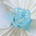 Détail d'un rond de serviette en papier découpé au laser avec rose bleu clair pour mariage - Bleu Tiffany