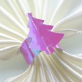 Gros plan sur un rond de serviette en forme de sapin rose irisé sur tissu blanc - 18cm / Violet Arc-en-ciel